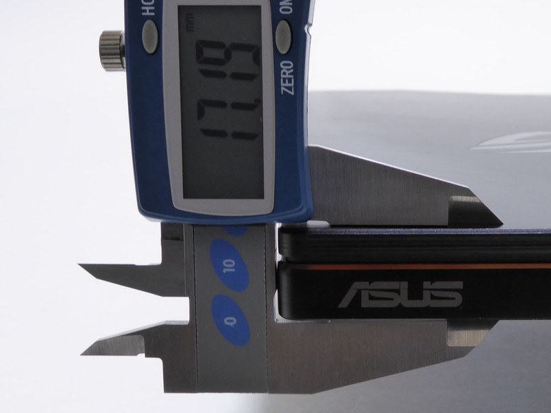 モバイルノートほどではないもののスペックを考えればスリム