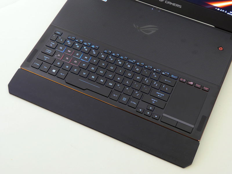 段差が気になる方のためにラバー質のパームレストも付属する