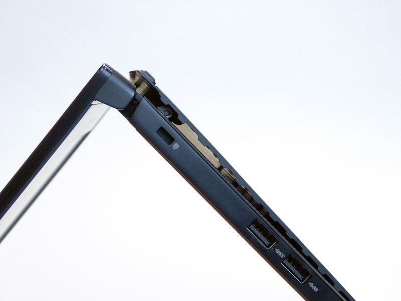 液晶パネルを開くと底面板がしなるようにせり上がる