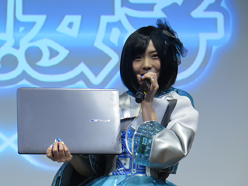 STYLE∞を手にする窪田美沙さん