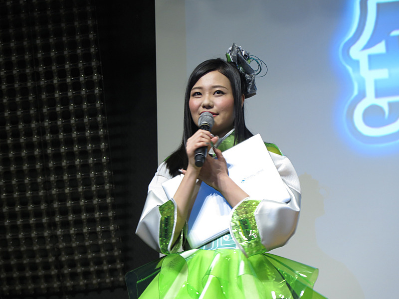 SENSE∞を手にする窪田美沙さん