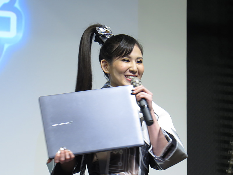 SOLUTION∞を手にする水沢まいさん