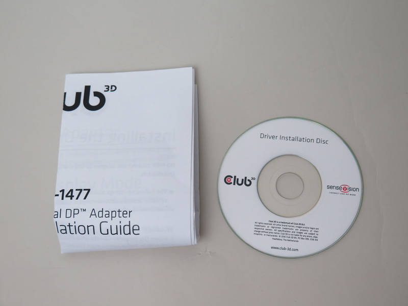 付属品は簡易マニュアルとドライバCDのみ