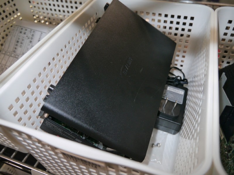 分解されて作業に必要がない筐体は別に管理する