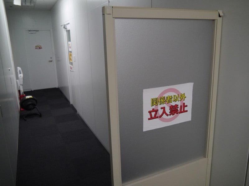 データ復旧センターの様子。入退出管理を徹底している