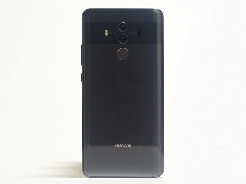 背面の中央上にデュアルカメラと指紋センサー