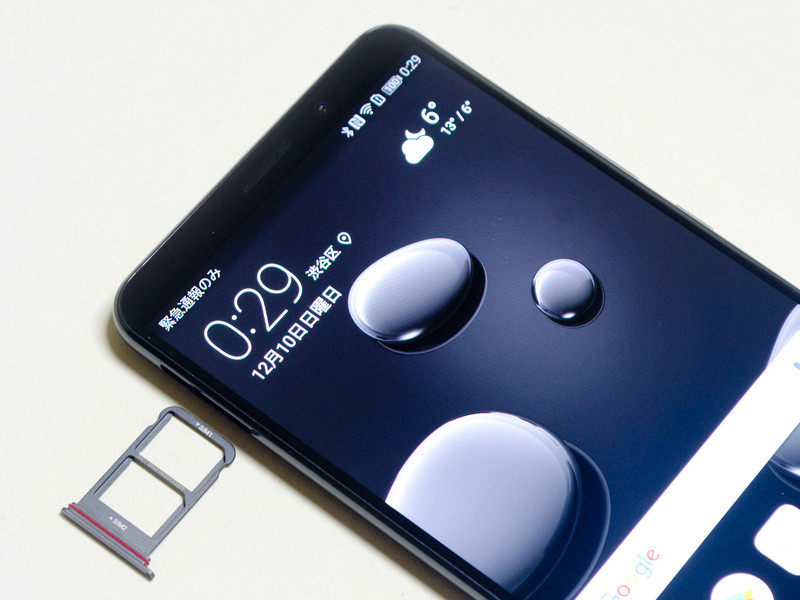 Nano SIM/microSDカードスロット付近。奥側がSIM1、手前がSIM2。microSDカードには対応していない。またIP67の関係でゴムを使い密閉するようになっている