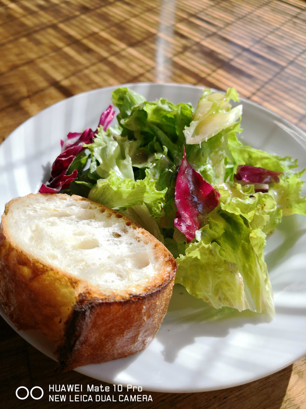 おそらくシャドウを起こし、少し明るめ。赤や緑など彩度高めになっている