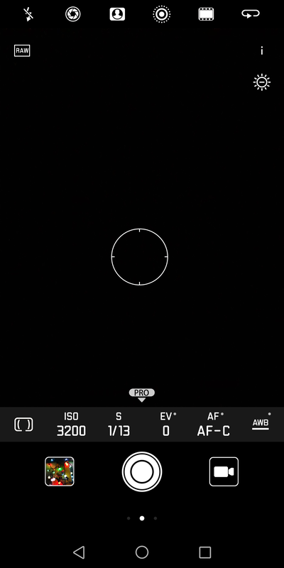 カメラ(Proモード)。上に深度モードのアイコンがある