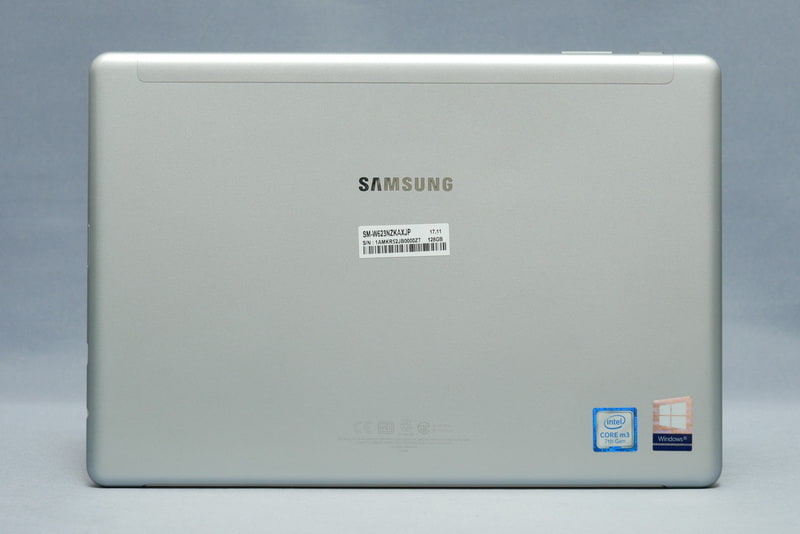 本体背面。デザインはGalaxy Book 12.0とほぼ同じで、フットプリントが261.2×179.1mmとひとまわり小さい