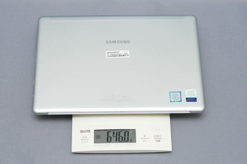 本体の重量は、実測で646gだった