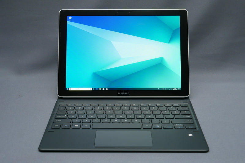 本体を装着し、背面カバーで本体を支えることで、クラムシェルPC相当として利用できる