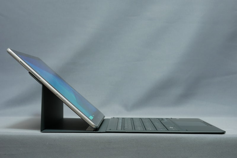 背面カバーの固定位置を変えることで、3段階に角度を調節可能