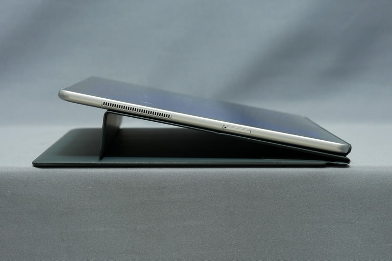 快適なペン入力が行なえるように、浅い角度で本体を保持することも可能だ