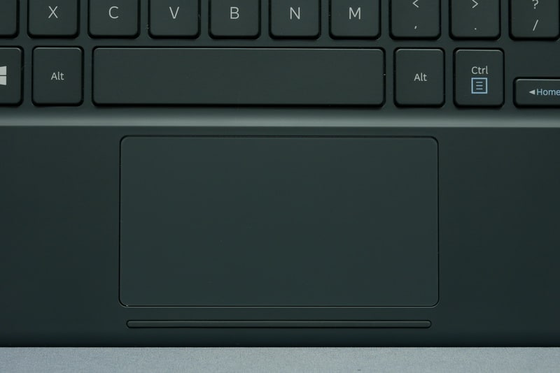 タッチパッドはクリックボタン一体型。面積は十分広く、ジェスチャー操作にも対応しており、扱いやすい