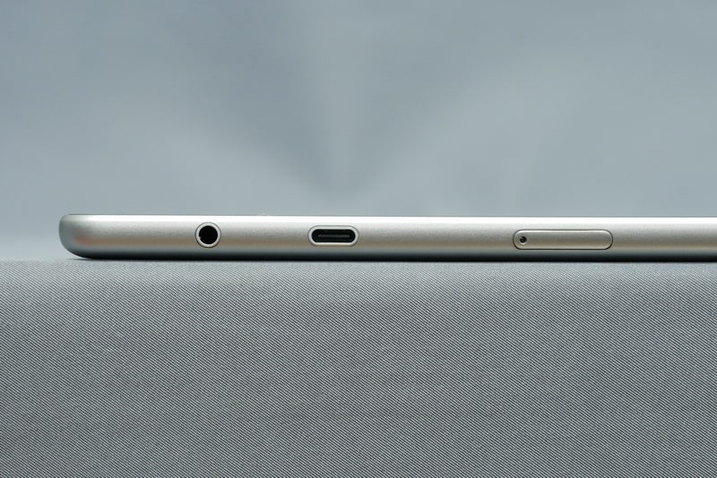 Galaxy Book 10.6は、左側面にオーディオジャックとUSB 3.1 Gen1準拠のUSB Type-C、microSDカードスロットを備える。こちらもUSB Type-CはUSB PD対応だ