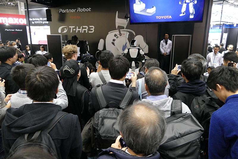 国際ロボット展でのトヨタ「T-HR3」のデモは黒山の人だかり