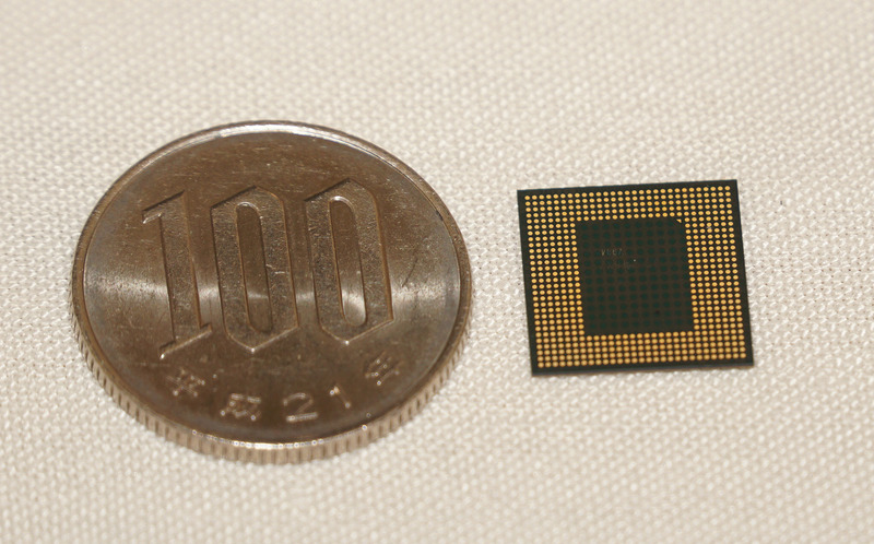 百円硬貨と比較しているSnapdragon 845、パッケージのサイズは24×24mmとSnapdragon 835と同じ。なお、この世代からMSM8996のようなMSM型番はなくなり、Snapdragon 845のSDM845となる。モデム内蔵はSDMとなり、モデムなしバージョンはSDAになる