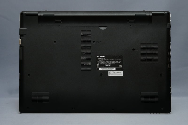 底面。フットプリントは377×259mm(幅×奥行き)と、15.6型液晶搭載ノートPCとしてほぼ標準的なサイズだ