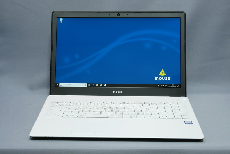 ディスプレイを開いた状態。左右液晶ベゼルはやや狭めとなっている