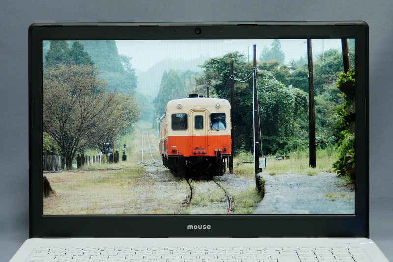 パネルの種類は非公開だが、視野角は十分に広い。発色は全体的にやや淡く、メリハリに欠けるという印象も、このクラスとしては標準的だろう