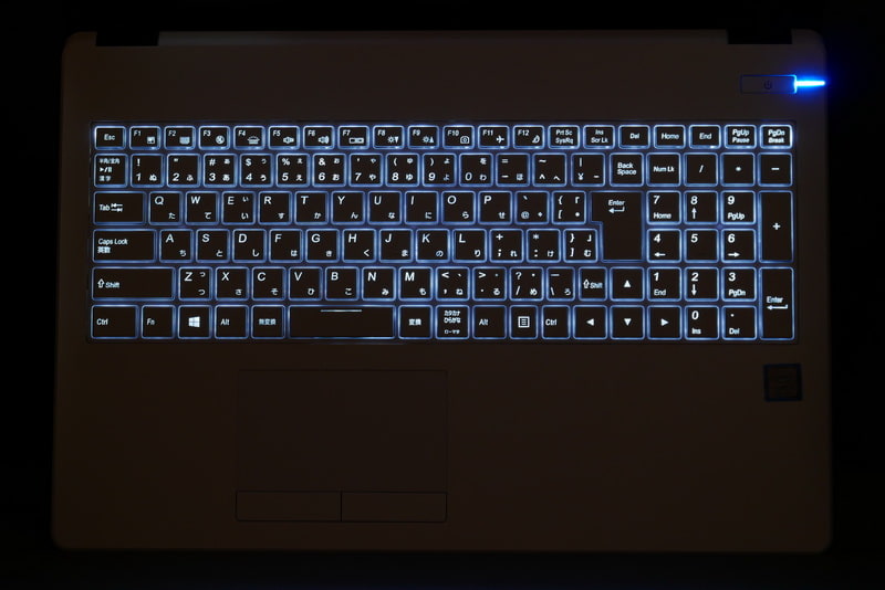 標準でキーボードバックライトも搭載しており、暗い場所でのタイピングも快適