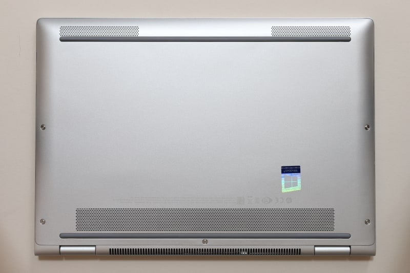 本体底面。上部にあるのはメインスピーカー。下部とヒンジにあるのは冷却口