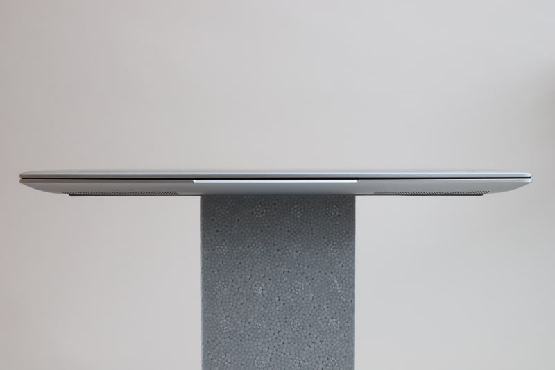 本体前面。中央に指先を入れる隙間が設けられている