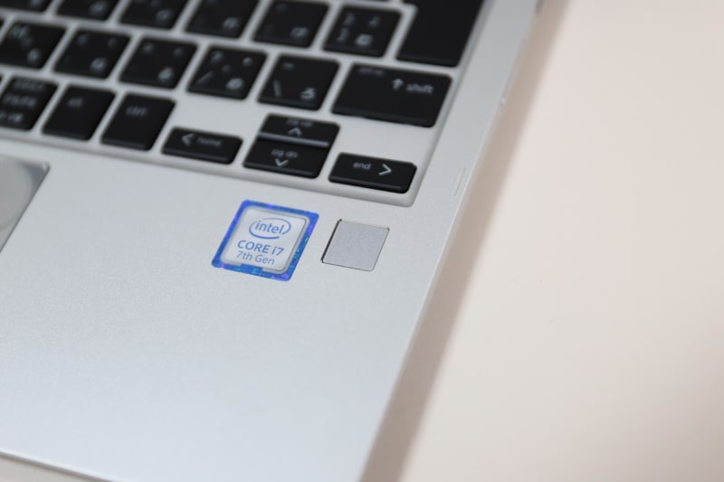 指紋認証センサーはキーボード右下のパームレスト部に設置されている。指をあてがうだけでロック解除可能だ