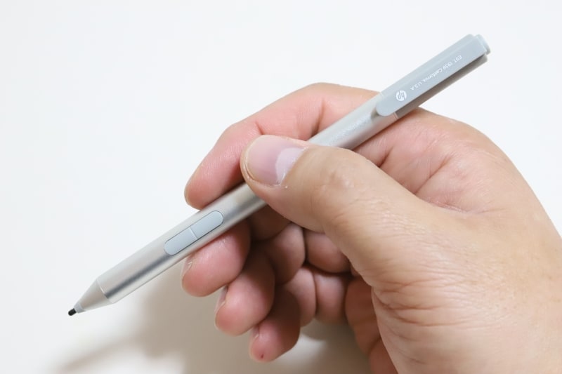 ワコムのアクティブ静電結合方式(AES)ペン「HP Active Pen」。2つのサイドボタンとノックボタンを備えている