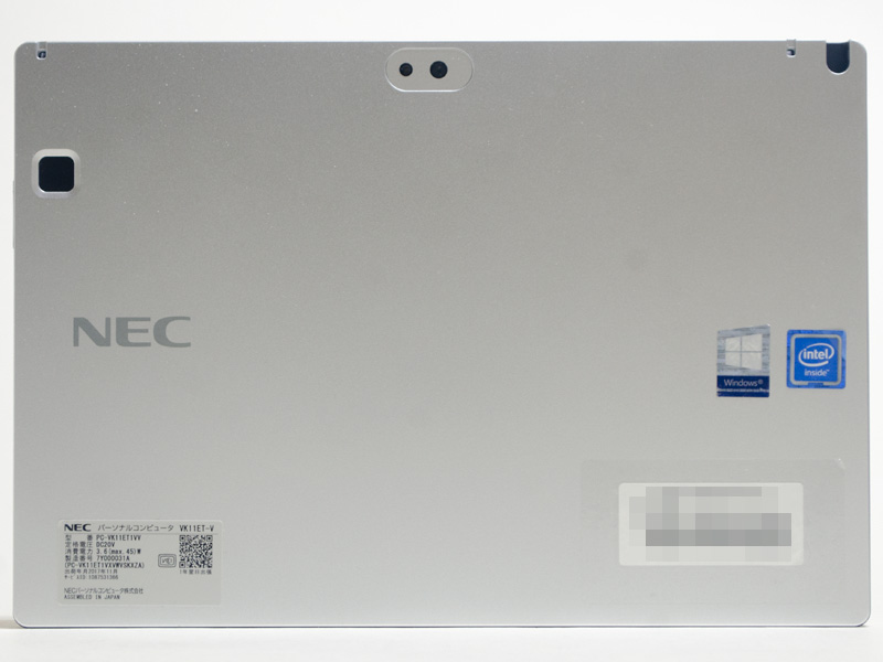 背面。中央上に背面カメラ。左にオプションの指紋センサー用凹み