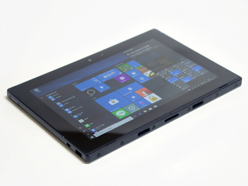 左/下側面。左側面にロックポートと電源入力。下側面にDockコネクタ。結構厚みがあるのが分かる