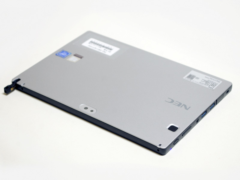 右/上側面。右側面に電源ボタン、音量±ボタン、音声入出力、USB 3.0×2、microSDカードスロット、Micro HDMI。上側面にデジタイザペン収納場所。