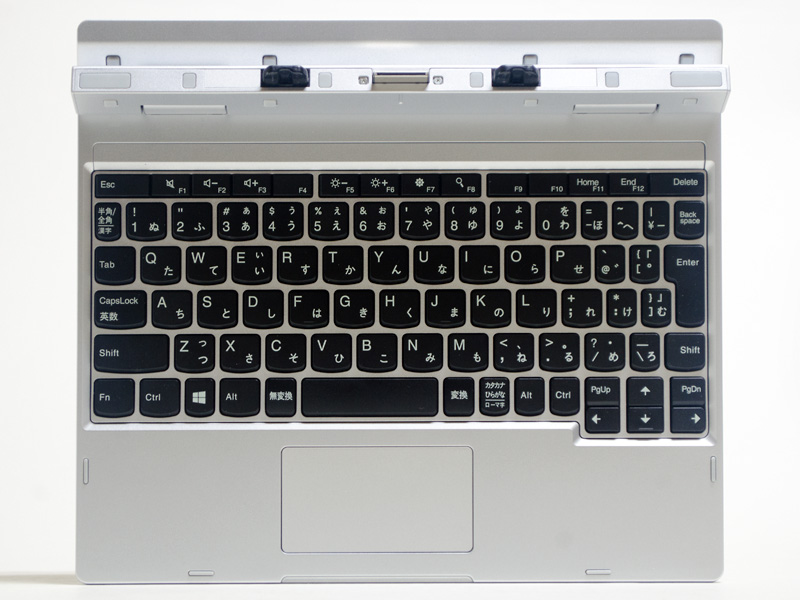 キーボードドック。テンキーなしのアイソレーションタイプ。Dockへの固定はコネクタも含む3つの凸と、本体も含めネオジム磁石