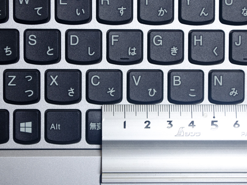 キーピッチ。実測で約18.5mm(仕様上はキーピッチ: 18.5mm、キーストローク: 1.8mm)。主に手前と右側のピッチが狭くなっている