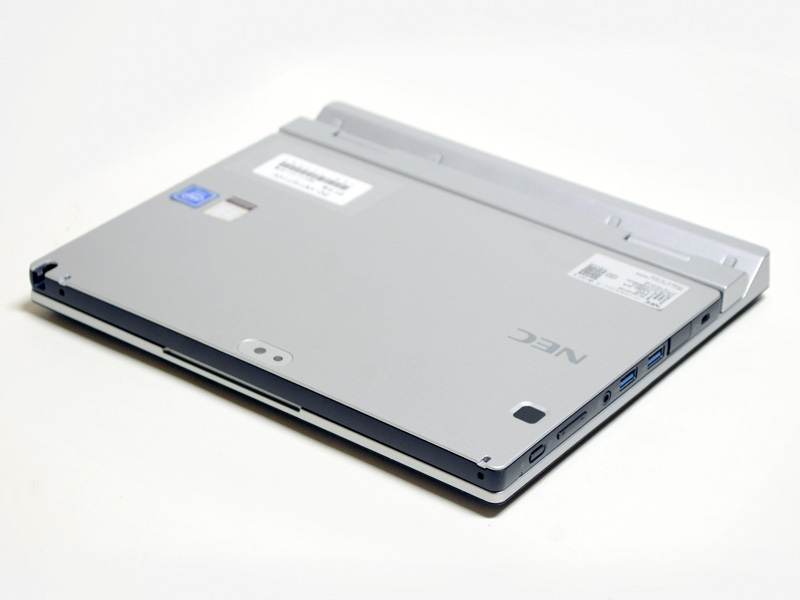 閉じたところ。ソリッドな雰囲気でなかなかカッコいい。ただ少し厚みがある