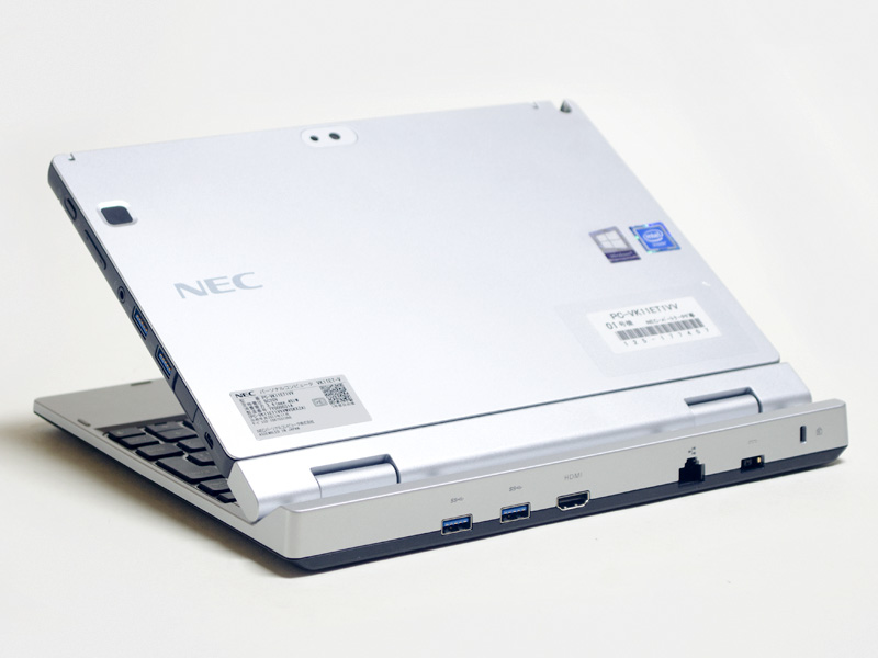 合体時斜め後ろから。パネルの角度はこれが最大。後ろにUSB 3.0×2、HDMI、Ethernet、電源入力、ロックポート