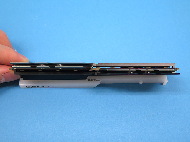 乳白色のパーツの下に合計12個のRGB LED