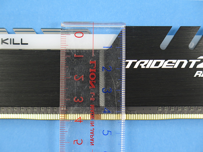 モジュールの高さは約44mm。CPUクーラーとのクリアランスに配慮する必要があるだろう