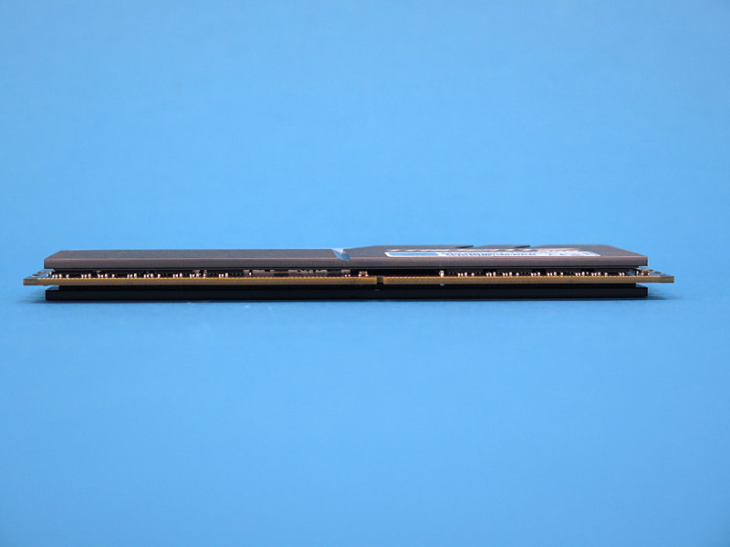 メモリチップは片面実装