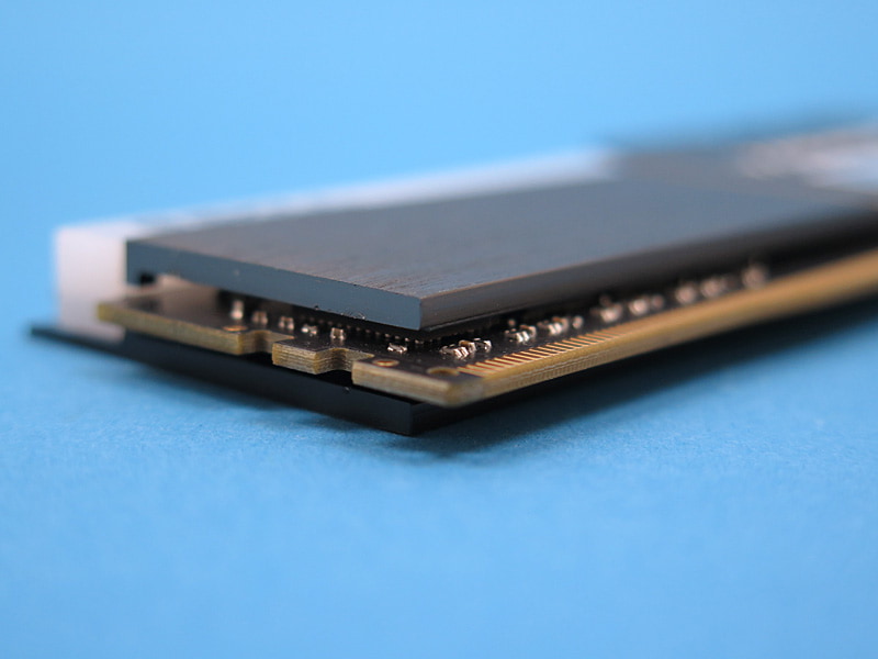 基板はオリジナル設計で、チップが左右のエッジに寄っている。JEDECが公開しているリファレンス基板設計としては、SK Hynixが設計したA1,D1にもっとも近い