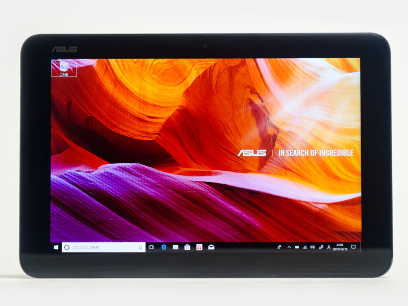 前面。パネル中央上に192万画素Webカメラ。フチは少し広め