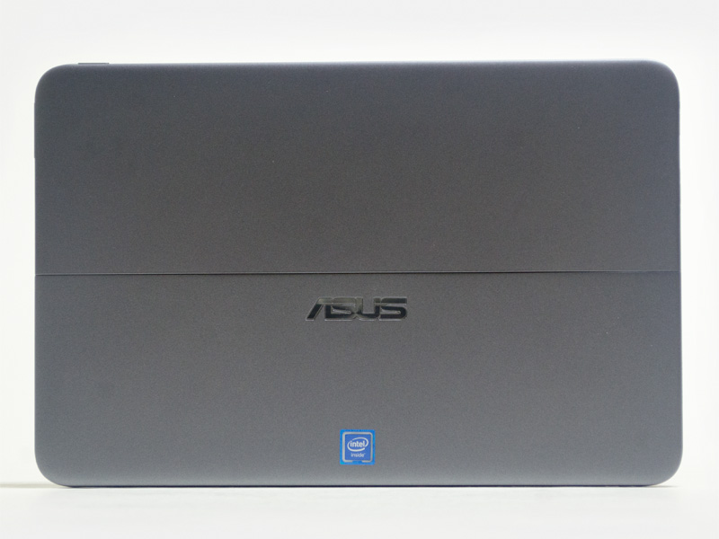 背面。背面カメラはなく。中央から下がキックスタンド