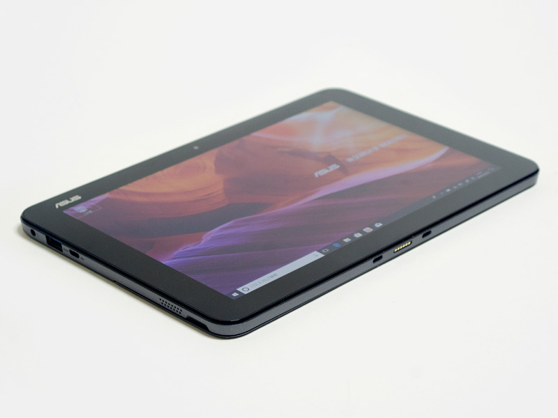 左/下側面。左側面に音声入出力、USB 3.0、microUSB(給電兼)、スピーカー左。下側面にDockコネクタ