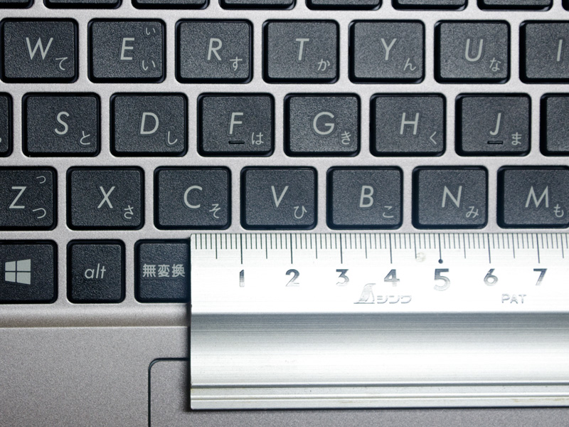 キーピッチは実測で約18mm。手前と右側のピッチが狭くなっている