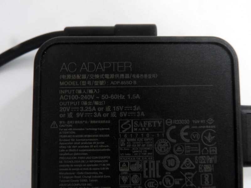 ACアダプタは65W仕様だ