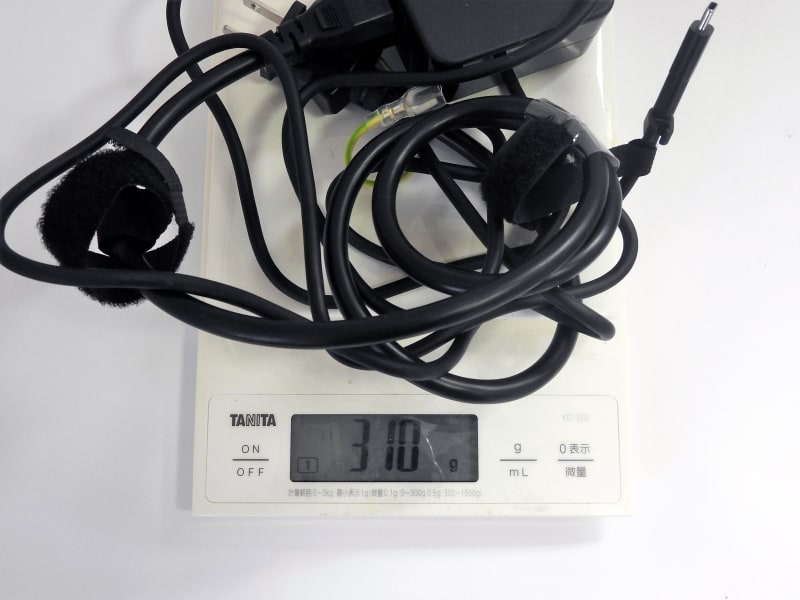 ACアダプタ(ケーブル込み)の重量は実測で310gだった