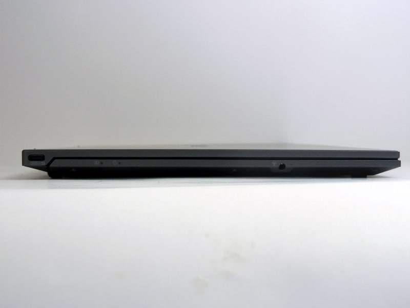 左側面には、USB 3.1 Type-Cポートとヘッドセット端子が用意されている