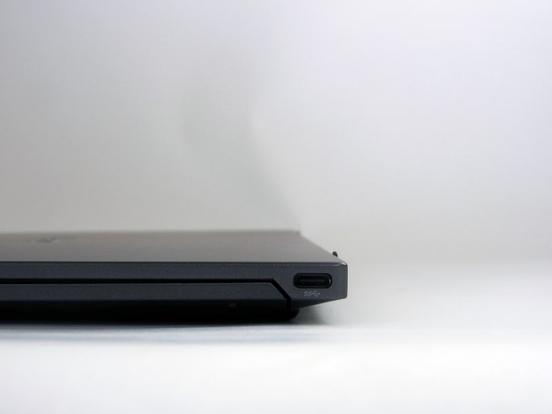 右側面のUSB 3.1 Type-Cポートのアップ