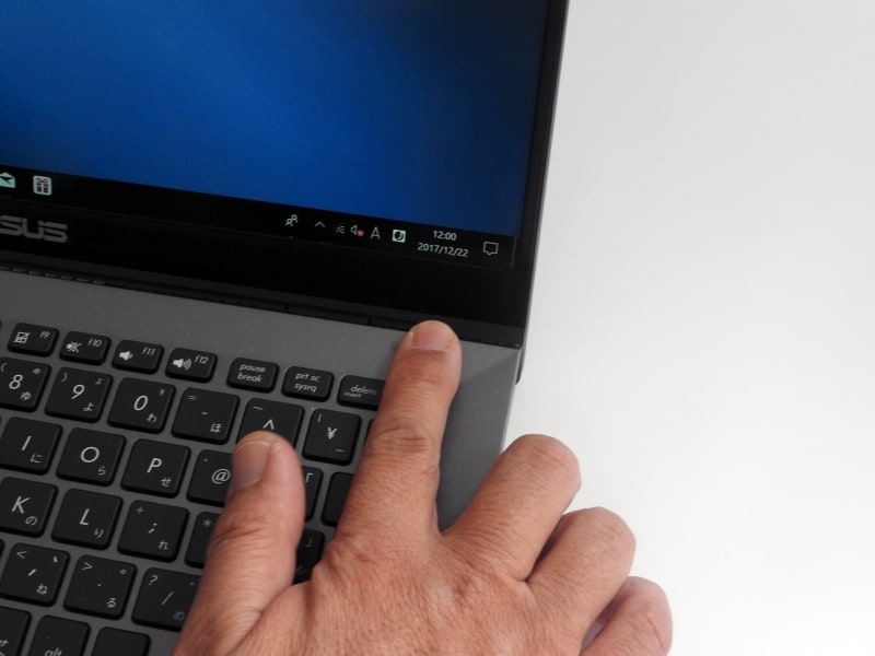 このように指をセンサーに載せるだけで、指紋認証が可能だ